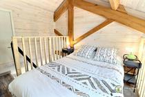 La petite chambre en mezzanine lit en 140
