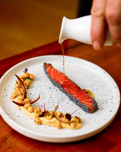 Plat avec saumon et accompagnement