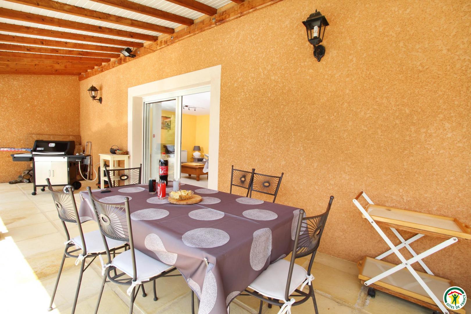 Terrasse privative, abritée et sans vis à vis avec salon de jardin et barbecue gaz