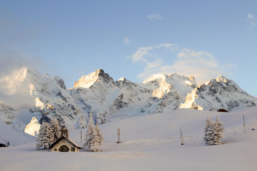 Col du Lautaret et la Chapelle des fusillés - © ©M. MOLINARI Wayra - Ecole de Snowkite_Villar-d'Arêne - © ©M. MOLINARI