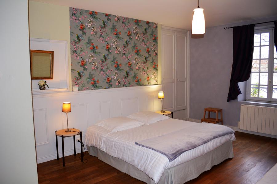 Chambre avec parquet et lit double