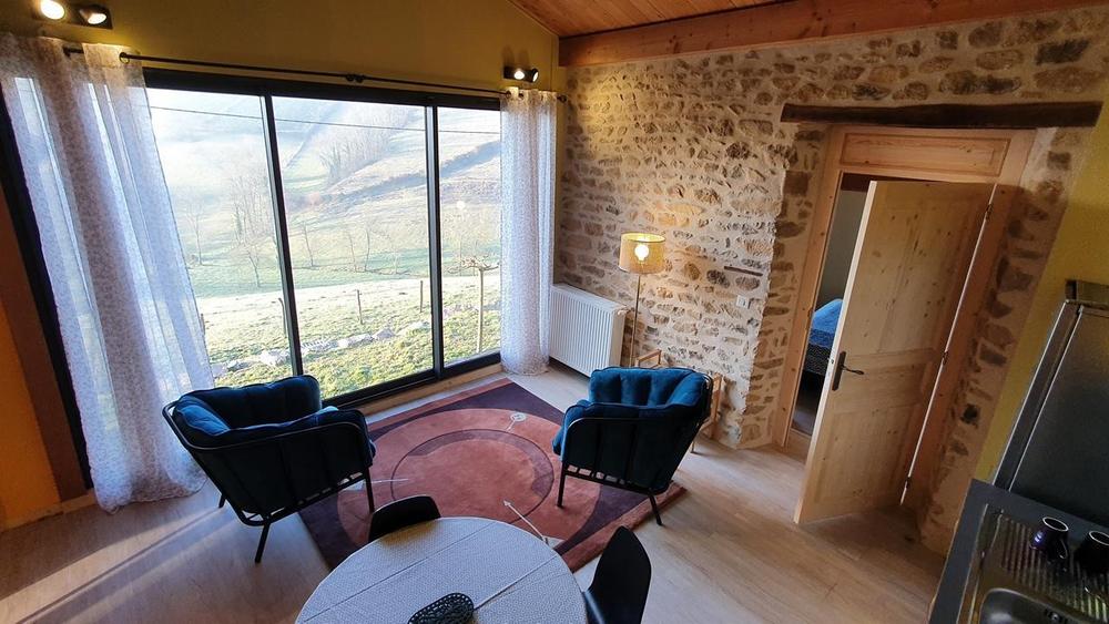 Gîte - 4 personnes - au Grand Peisselay à VALSONNE en Haut Beaujolais : le coin salon (étage). 