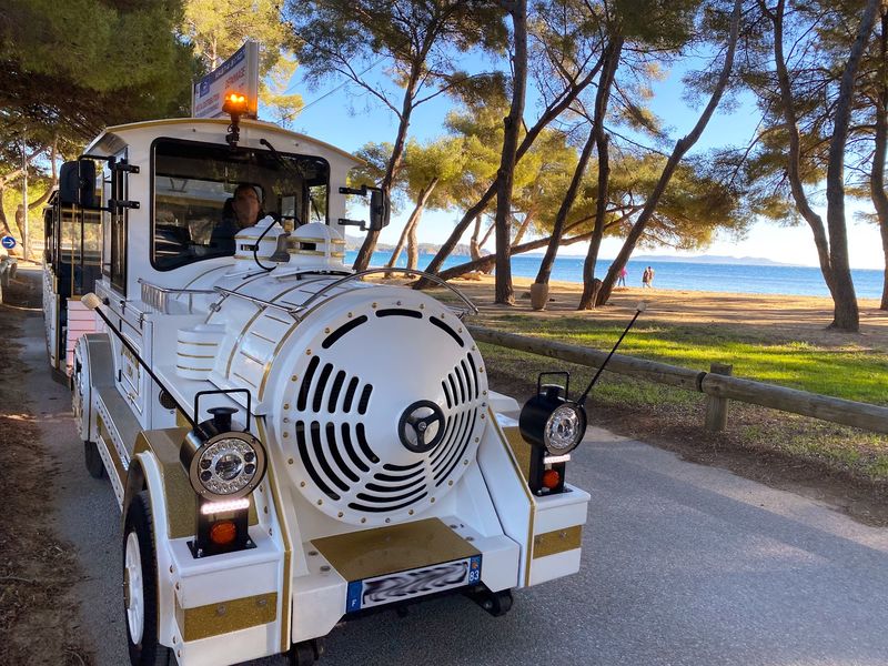 Le Petit Train de La Londe et sa vue sur la Plage de l'Argentière