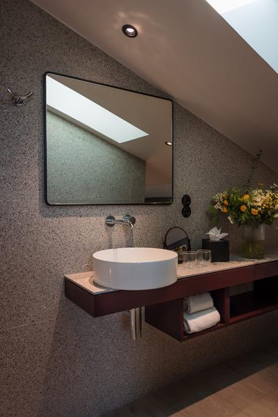 Lavabo et miroir dans une salle de bain