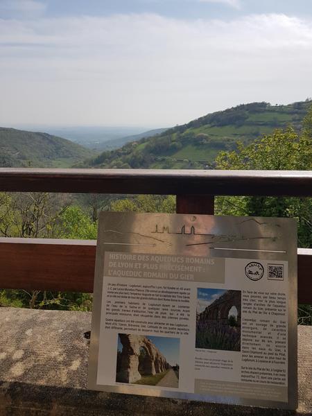 Cour de la Maison d'Expositions