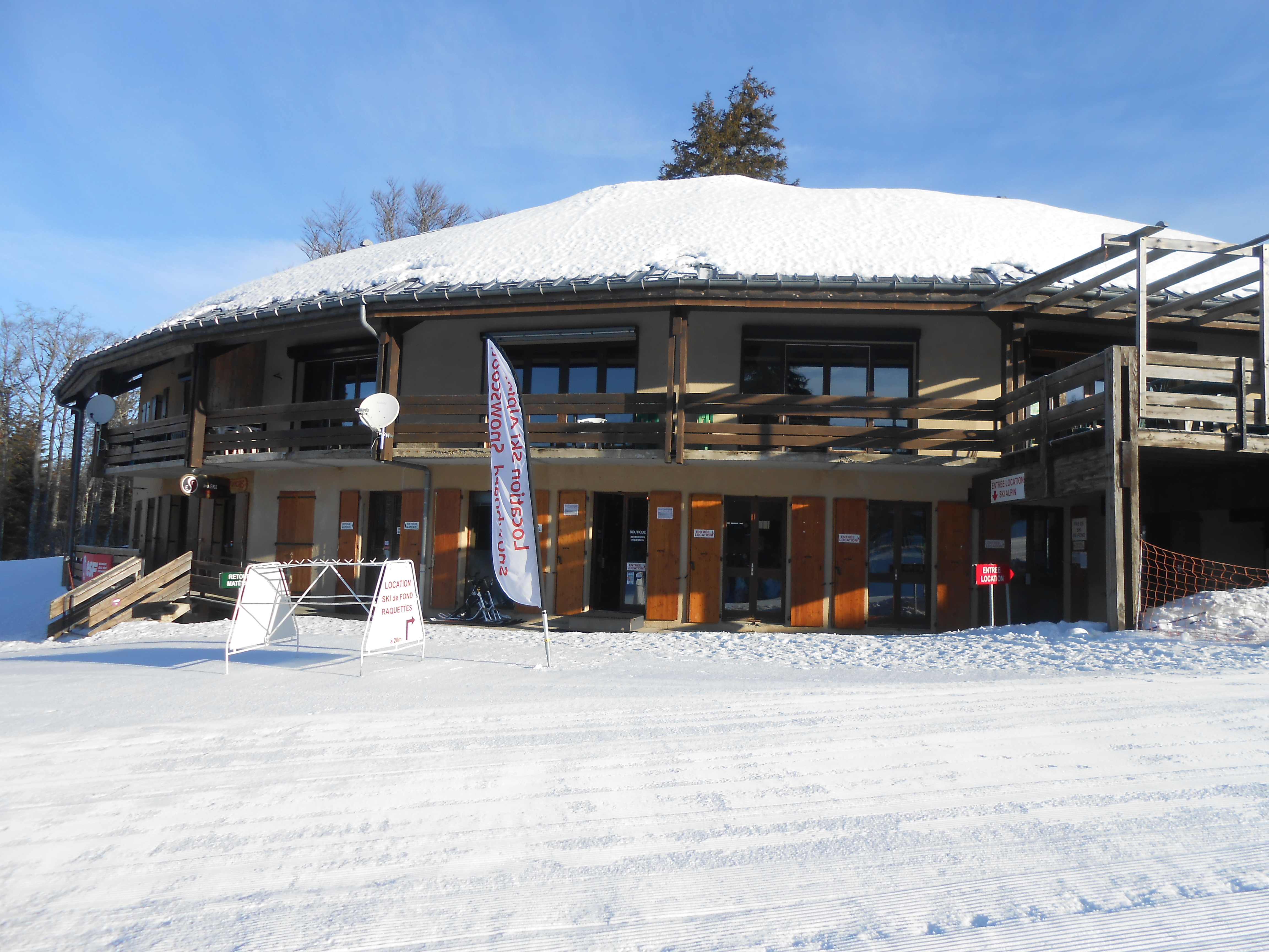 Façade extérieure du magasin de locaion de ski alpin en hiver.