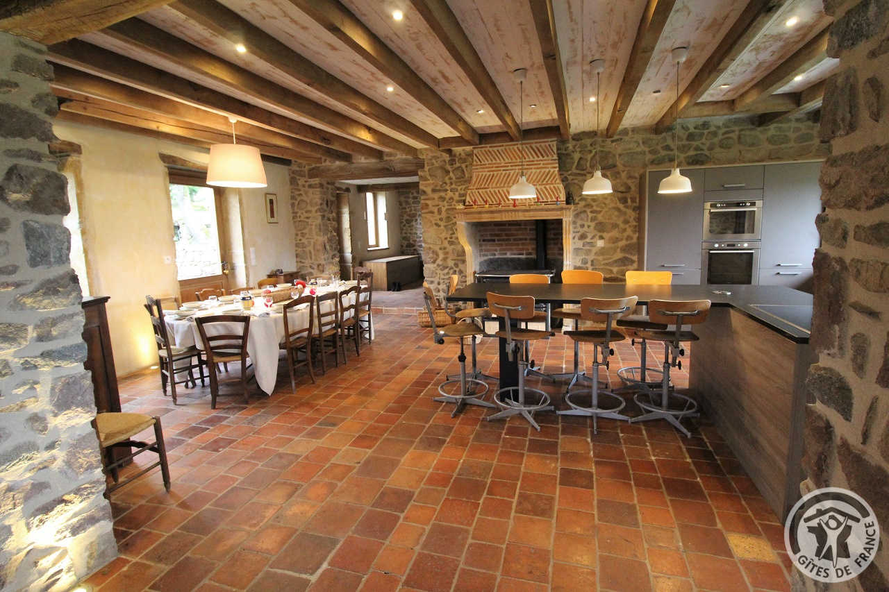 Grand Gîte 'Au Foin Tendre' à Amplepuis (Rhône - Beaujolais Vert - proximité Lac des Sapins) : séjour (espace cuisine et espace repas).