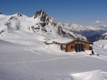 Vue hivernale sur le refuge du Mont Thabor