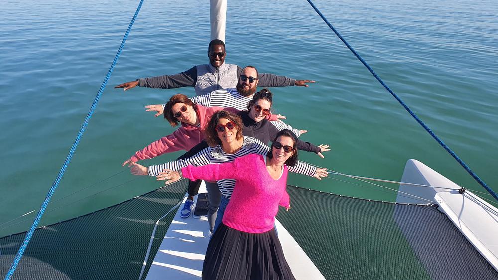 Clients s'amusant sur le bateau