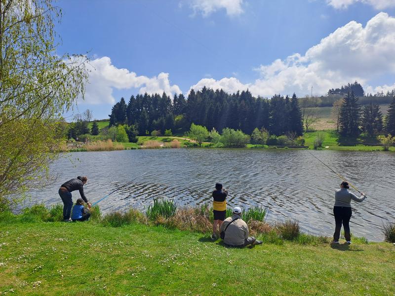 Apprendre à pêcher en famille_Lac du Ronzey
