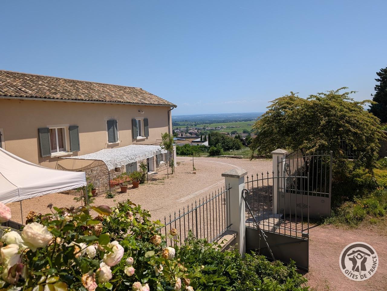 Gîte de la Roche Pilée pour 8 personnes avec piscine à Villié-Morgon, au coeur du Beaujolais dans le Rhône, idéal pour des vacances en famille ou entre amis.