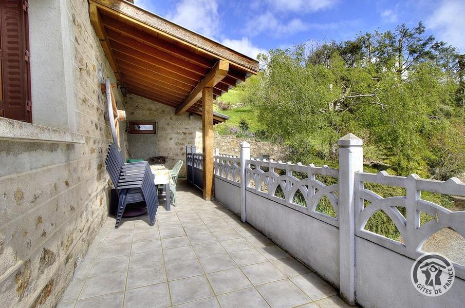 Gîte de la Collonge à Affoux, en Haut Beaujolais, dans le Rhône : la terrasse avec une partie couverte et une partie non couverte.