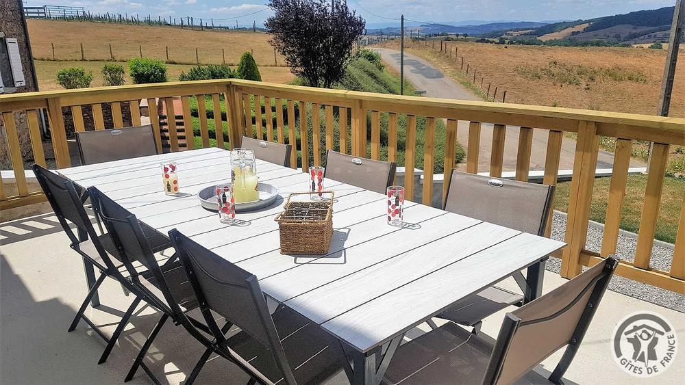 Gîte de la Cerise à Amplepuis - Hameau de St Claude Huissel (Rhône, Beaujolais Vert, région du Lac des sapins) : la terrasse avec vue dégagée.