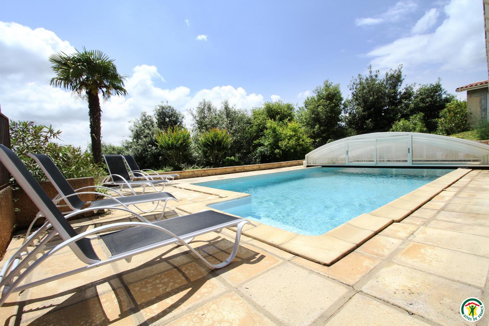 Piscine privative 10x4m, prof 1m4 à 1m9, abri sécurisé et motorisé, chauffée si les températures ne descendent pas en dessous de 18°