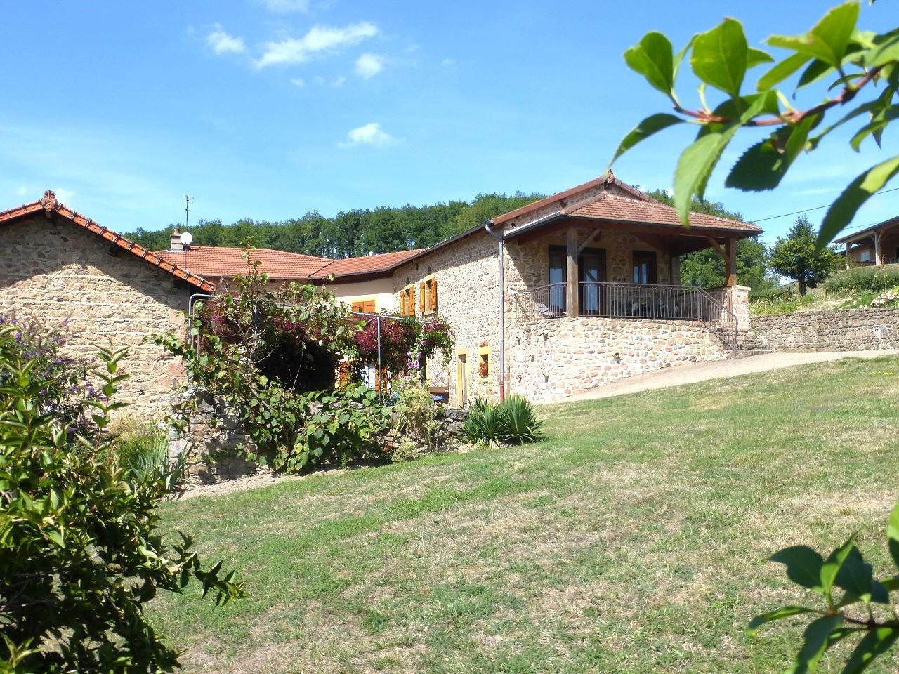 Gîte 'La Montagne' à Thizy-les-Bourgs - La Chapelle de Mardore - proximité du Lac des Sapins, en Haut Beaujolais dans le Rhône.