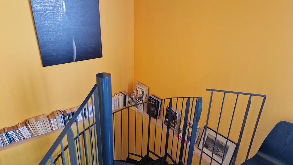 Gîte - 4 personnes - au Grand Peisselay à VALSONNE en Haut Beaujolais : la montée d\'escalier.