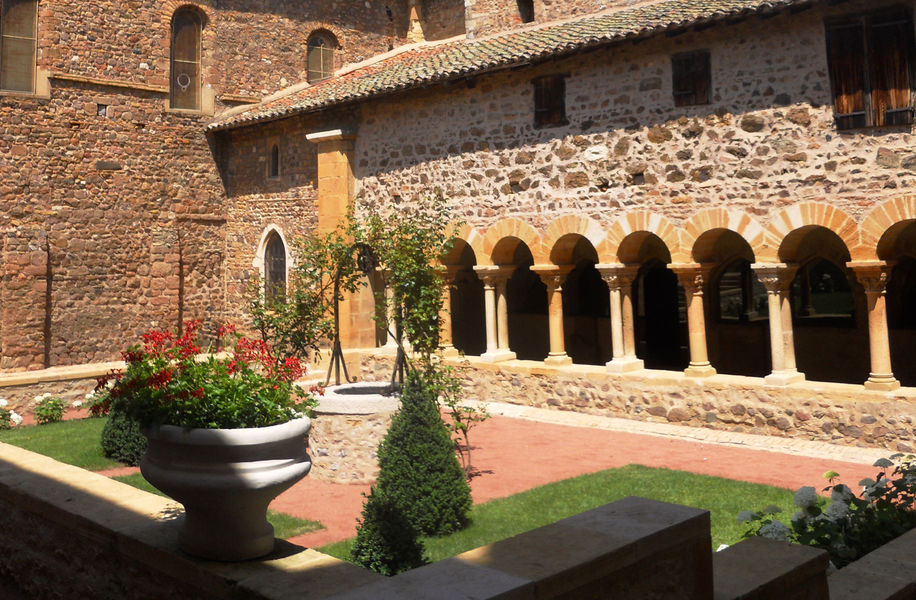 Cloître roman de Salles-Arbuissonnas