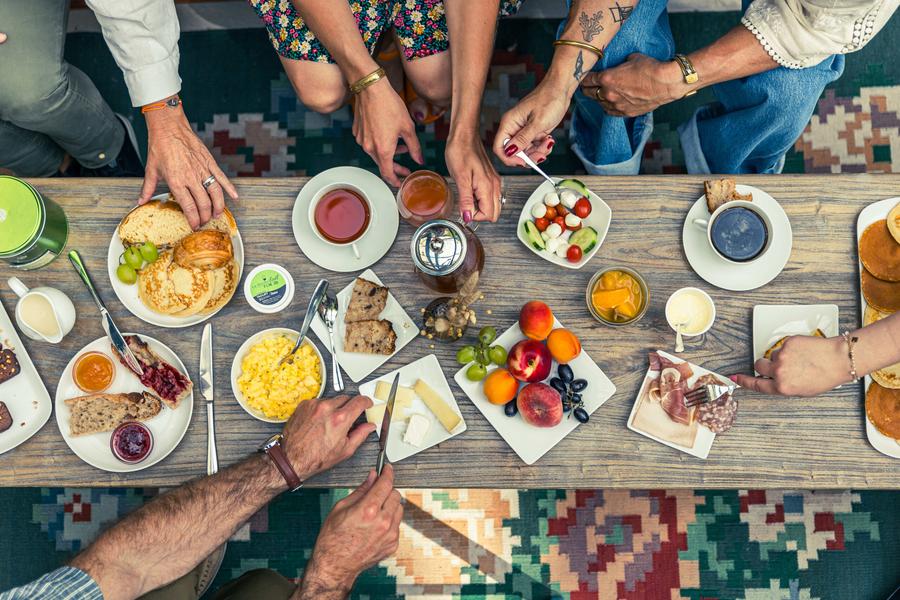 Grande table avec le petit-déjeuner