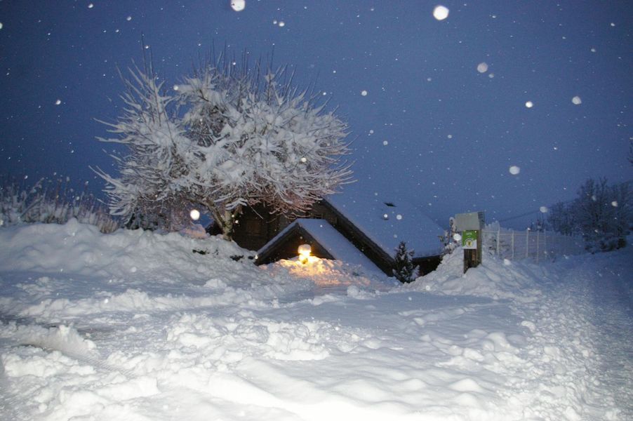 Chalet sous la neige