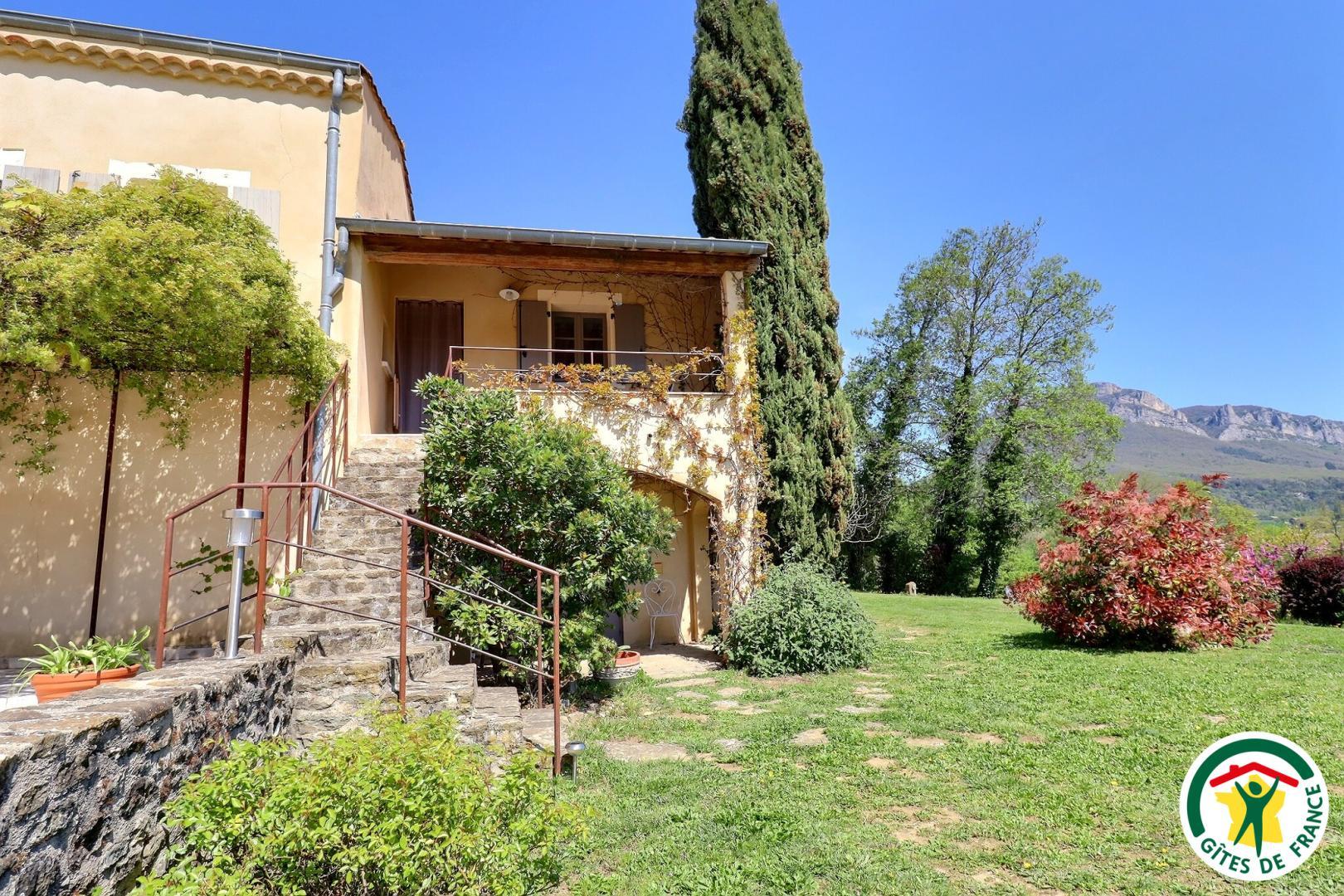 Le gîte avec une dizaine de marches en pierre pour y accéder 