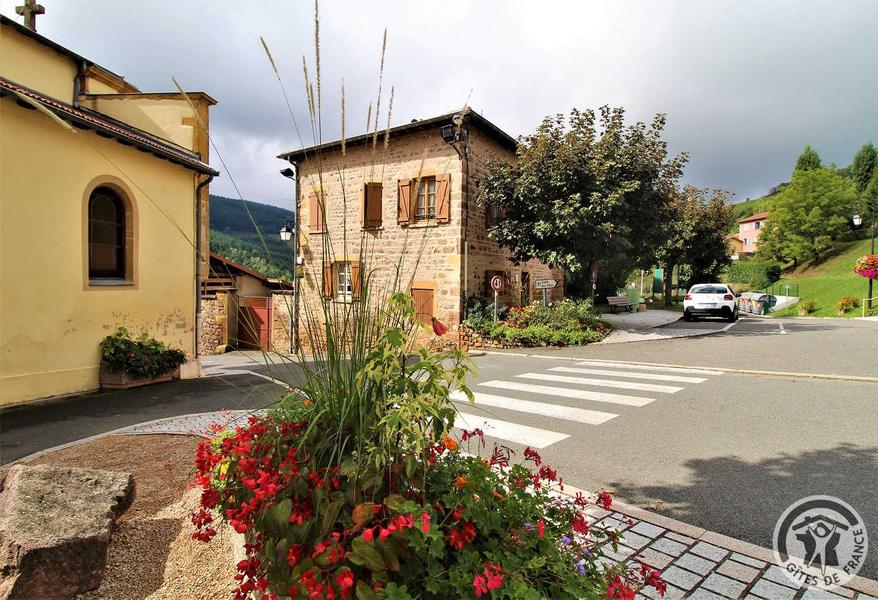 Gîte d\'Etape et de Séjour - 10 personnes à Saint Marcel L\'Eclairé - Haut Beaujolais, dans le Rhône : dans le village.