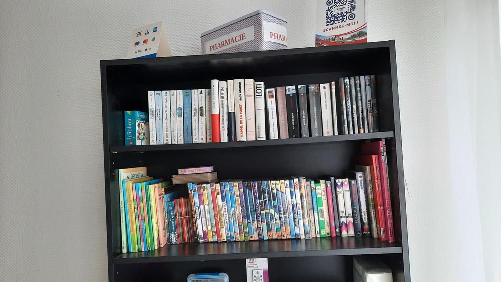 Bibliothèque avec des livres.