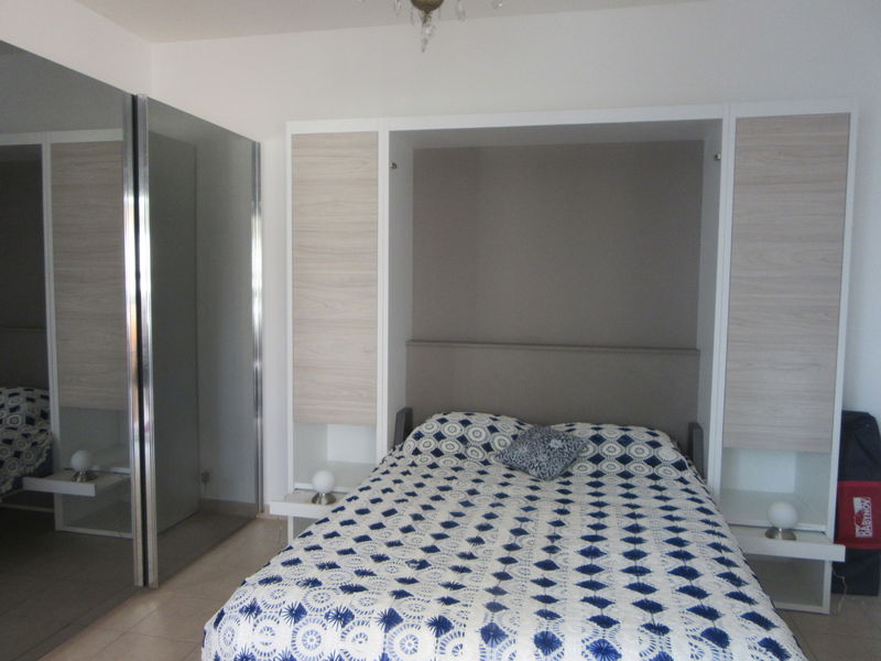 Chambre avec lit double, grande penderie/miroirs
