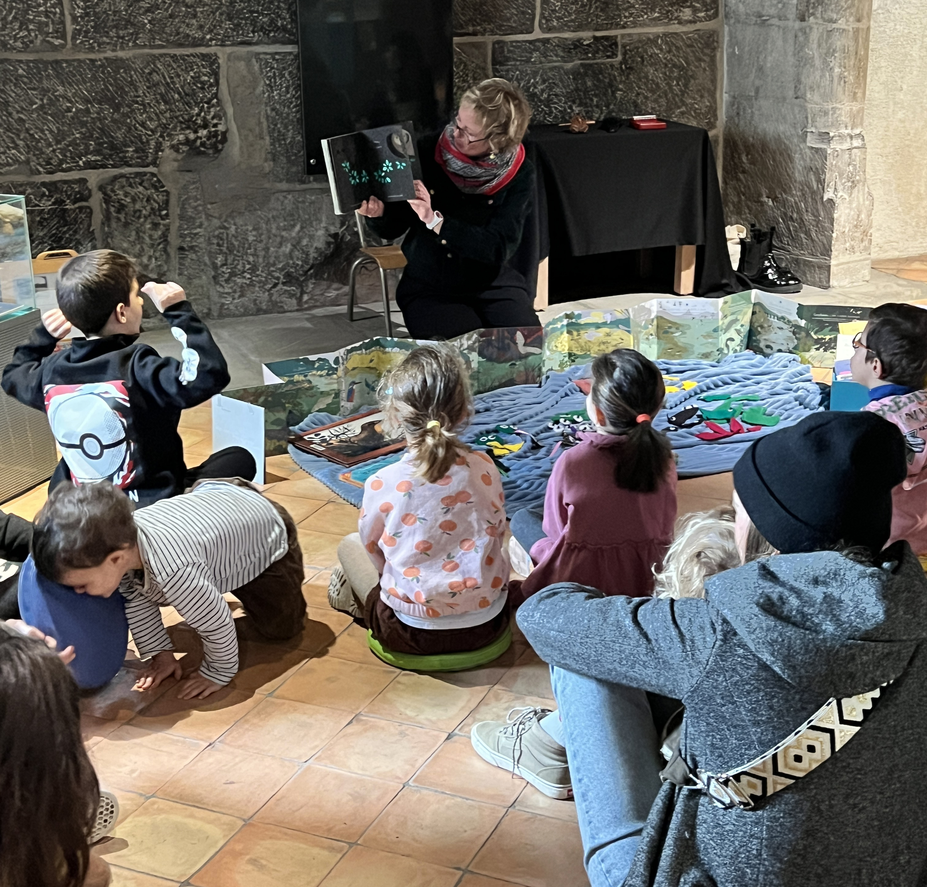 Lecture par une médiatrice du musée d'Annecy