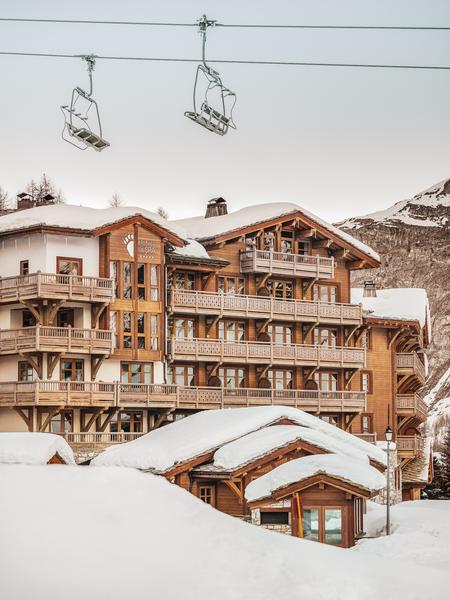 Façade extérieure en hiver - L'hôtel des Barmes de l'Ours Relais & Châteaux Val d'Isère