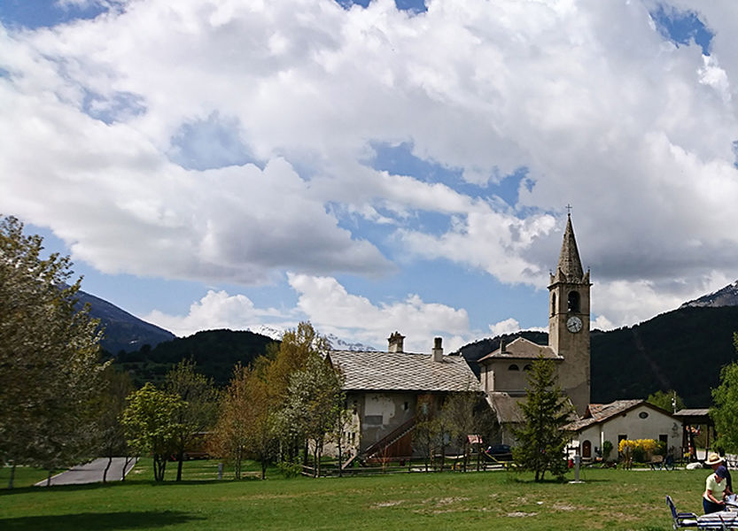 Vue estivale de l'Eglise Notre Dame de l'Assomption à Val Cenis-Bramans