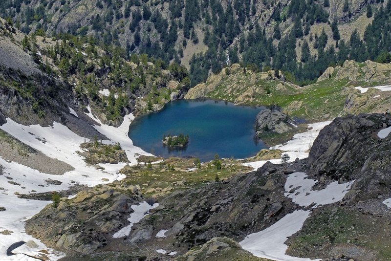 En descendant du pas des Ladres, le lac de Trecolpas, (2150 m), vallon du haut Boréon.