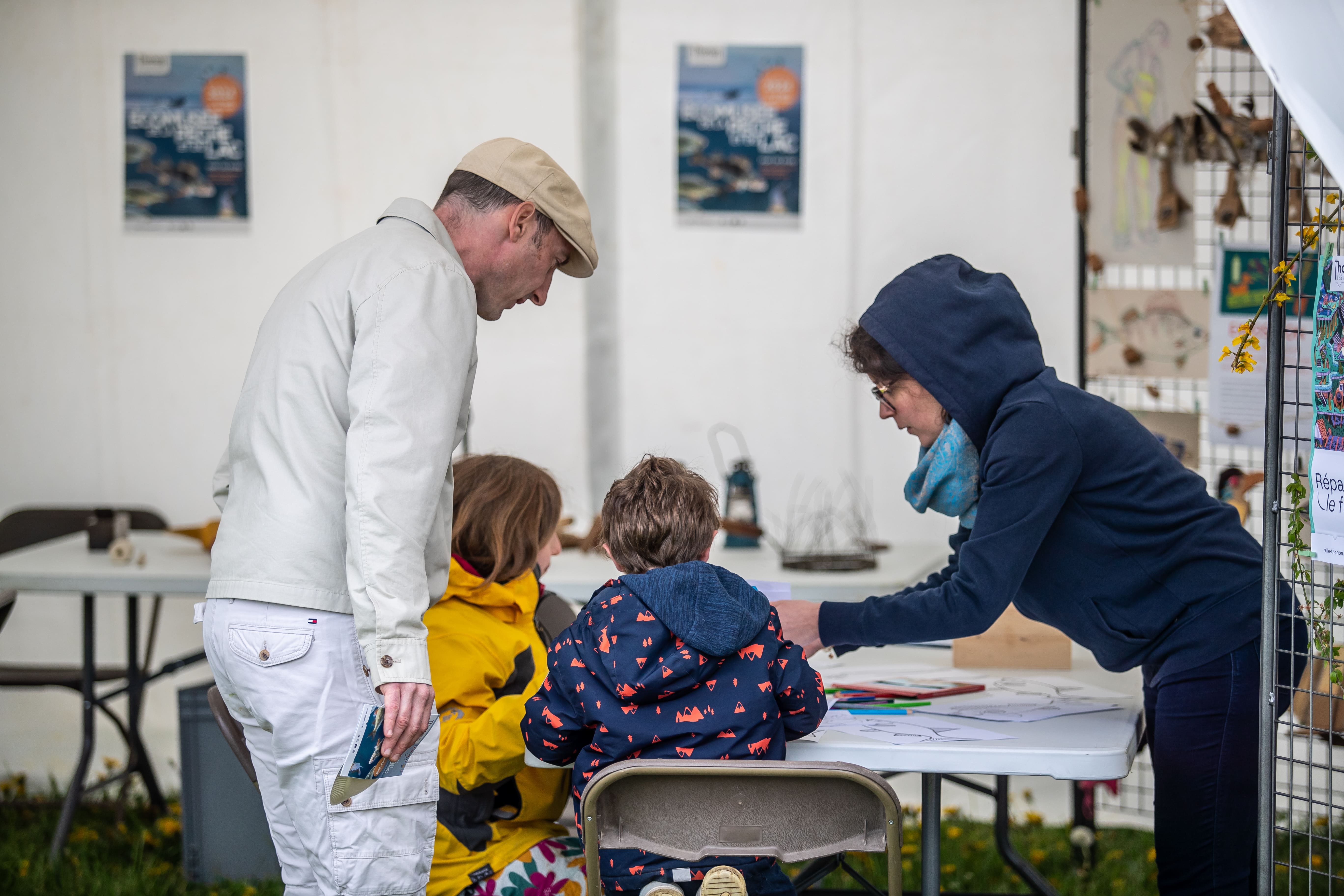 Une famille en plein atelier créatif