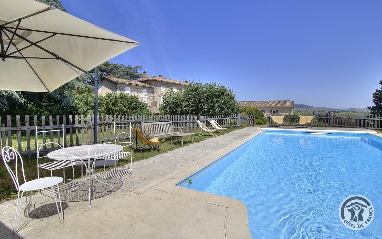 Gîte de la Roche Pilée pour 8 personnes avec piscine à Villié-Morgon, au coeur du Beaujolais dans le Rhône, idéal pour des vacances en famille ou entre amis : la piscine.