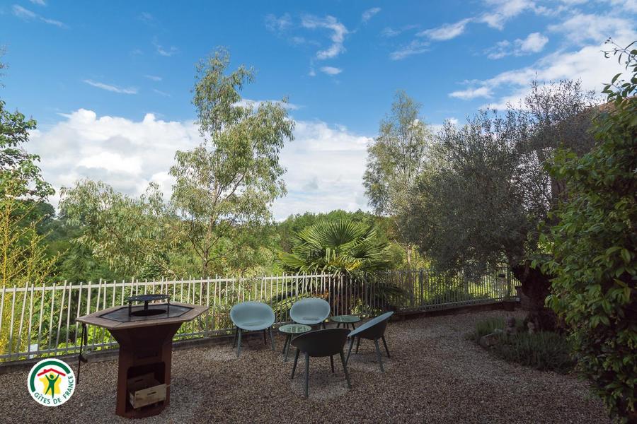 Terrasse avec brasero vu piscine