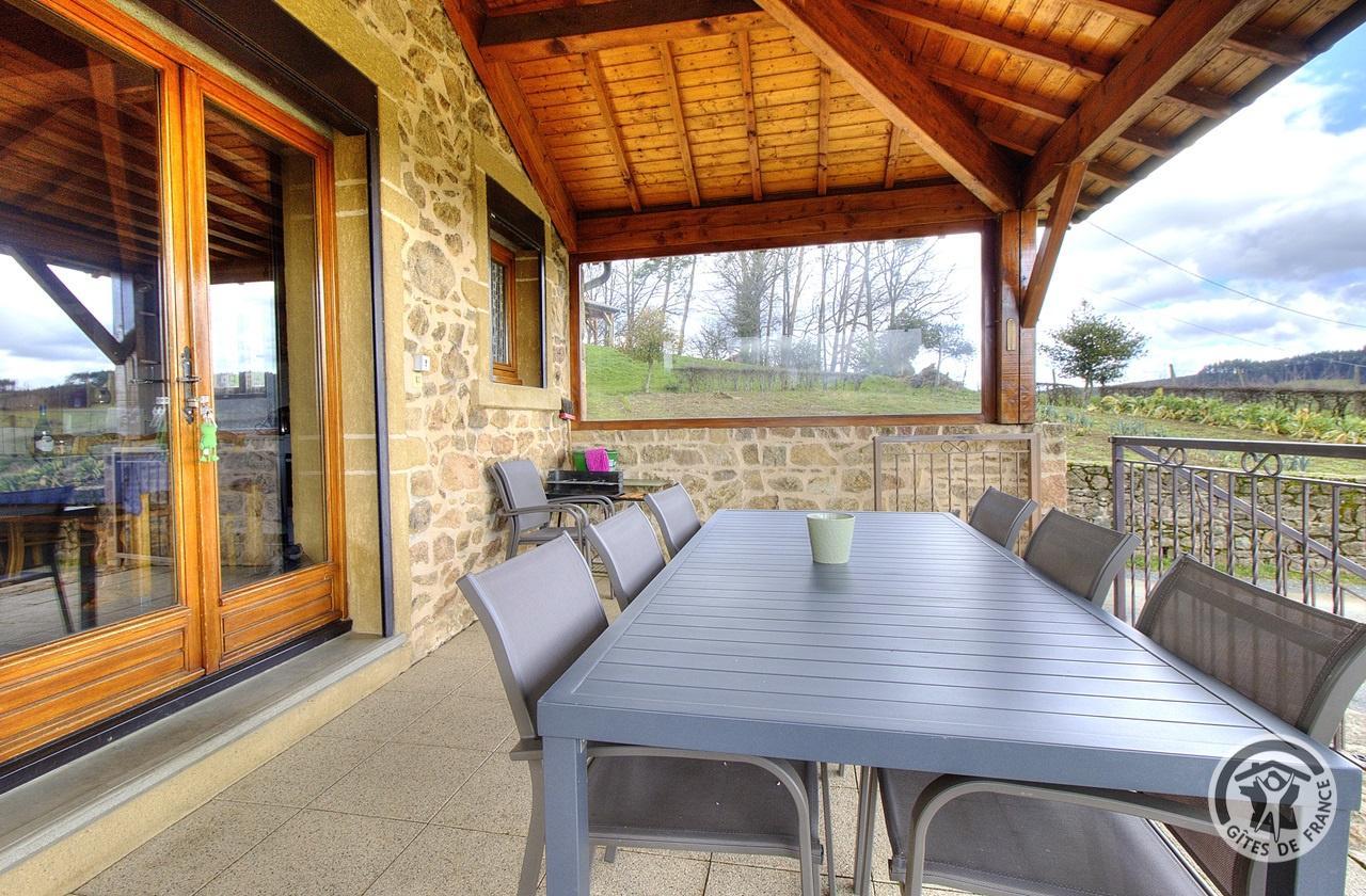 Gîte 'La Montagne' à Thizy-les-Bourgs - La Chapelle de Mardore - proximité du Lac des Sapins, en Haut Beaujolais dans le Rhône : Terrasse abritée.