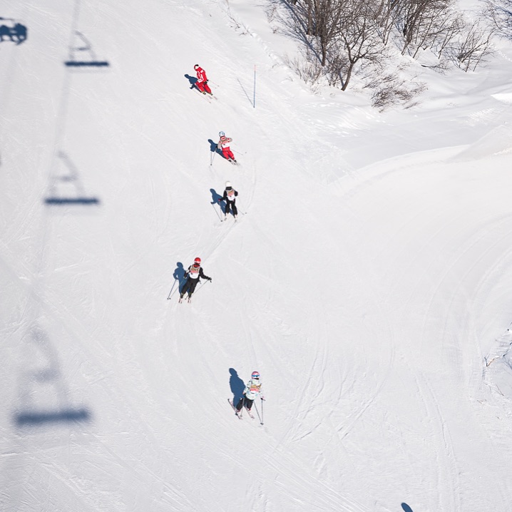 Cours de ski dévalant la pente