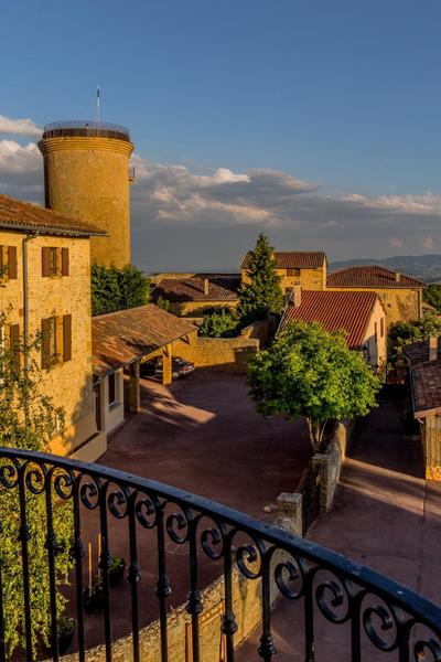 Le Domaine est à 20 minutes d\'un des plus beaux villages de France : Oingt - la Toscane du Beaujolais