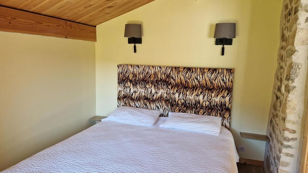 Gîte - 4 personnes - au Grand Peisselay à VALSONNE en Haut Beaujolais : chambre - 1 lit double - étage.