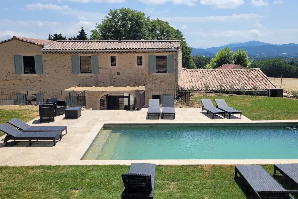 Piscine chauffée avec volet immergé sous plage