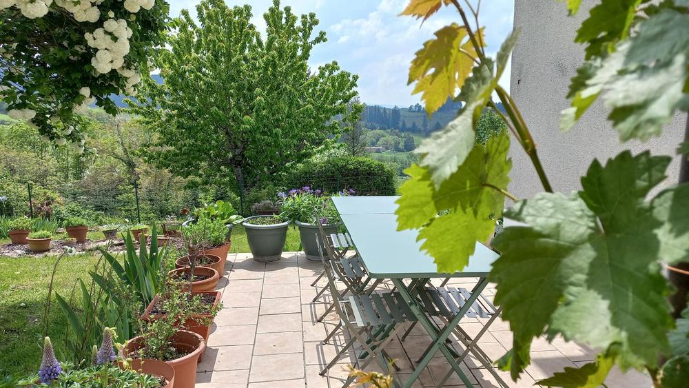 Gîte / Maison de Vacances \'La Maison d\'Ida\' à Meaux la Montagne (Rhône, Beaujolais Vert, proximité du Lac des Sapins) : la terrasse.