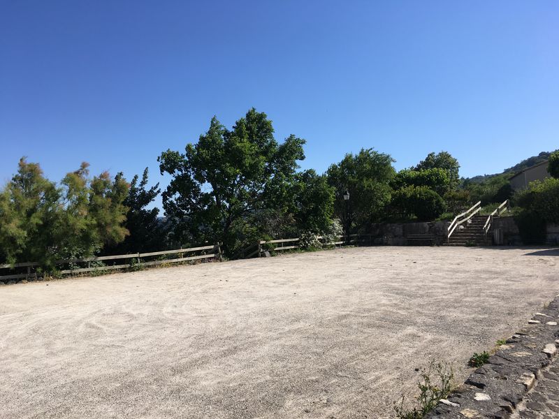 Parking à l'entrée du village