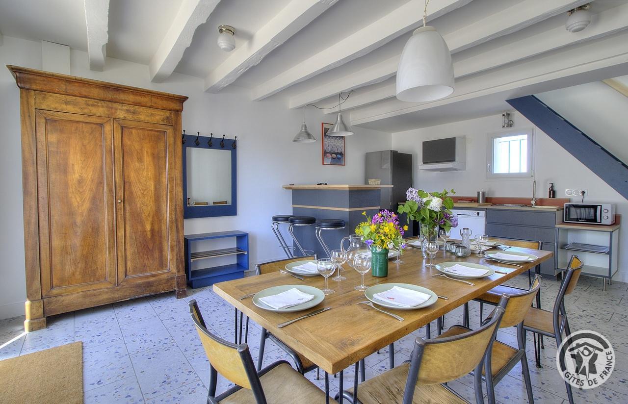 Gîte de la Roche Pilée pour 8 personnes avec piscine à Villié-Morgon, au coeur du Beaujolais dans le Rhône, idéal pour des vacances en famille ou entre amis : le séjour et coin cuisine au rez-de-chaussée.