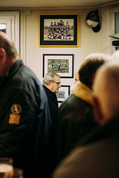 Des personnes dans le bar.
