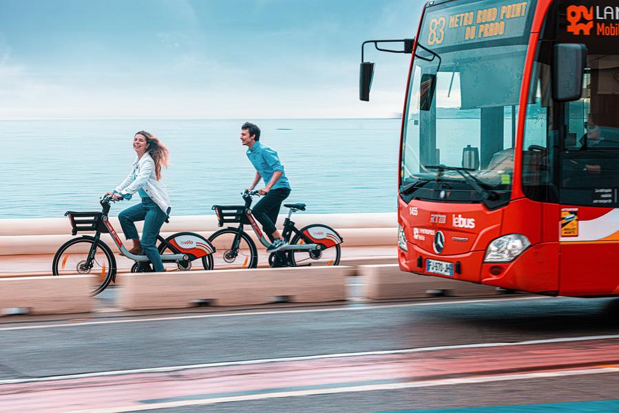 Vélo et bus sur la corniche Kennedy