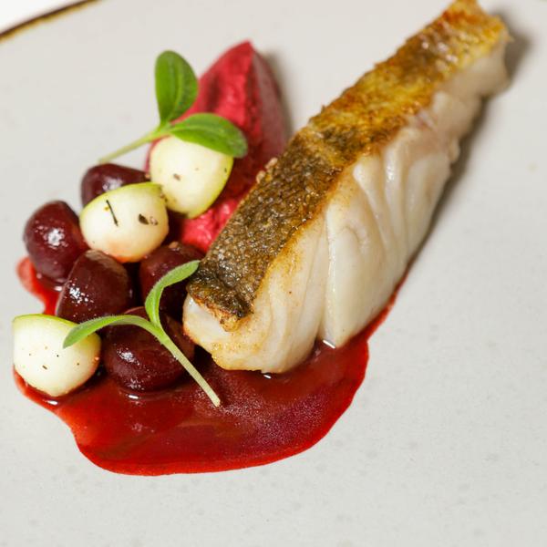 Plat de poisson et sauce betterave 