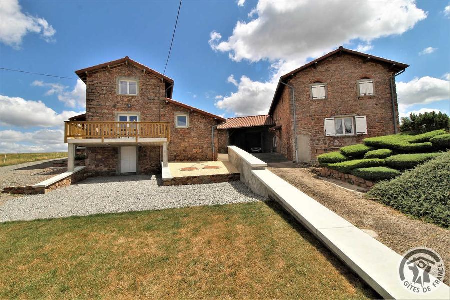 Gîte de la Cerise à Amplepuis - Hameau de St Claude Huissel (Rhône, Beaujolais Vert, région du Lac des sapins) : la propriété avec le gîte à gauche et la maison des propriétaires, à droite. Les 2 maisons sont séparées par une cour, 2 accès indépendants.