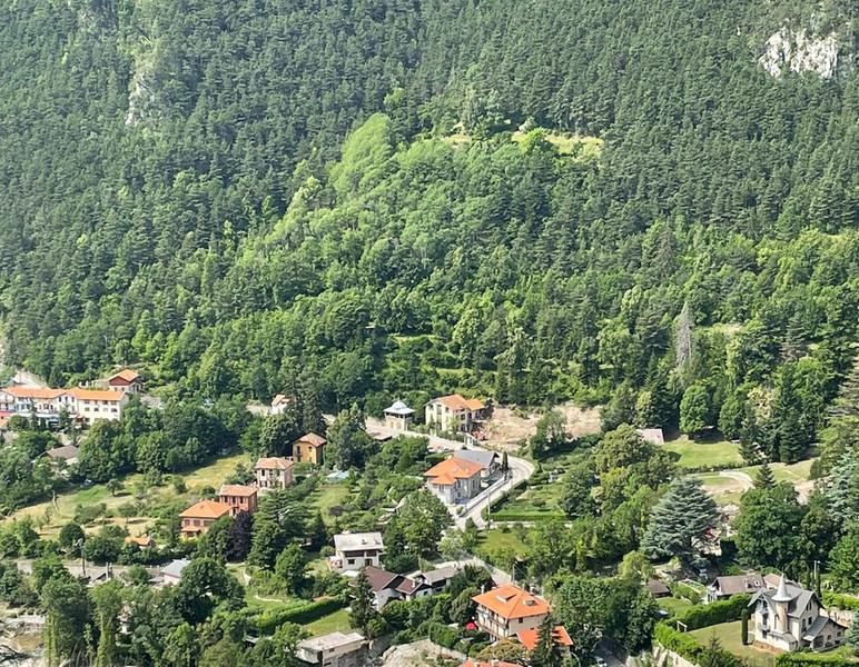 La Pierre Bleue sur la petite route de Venanson (à gauche)