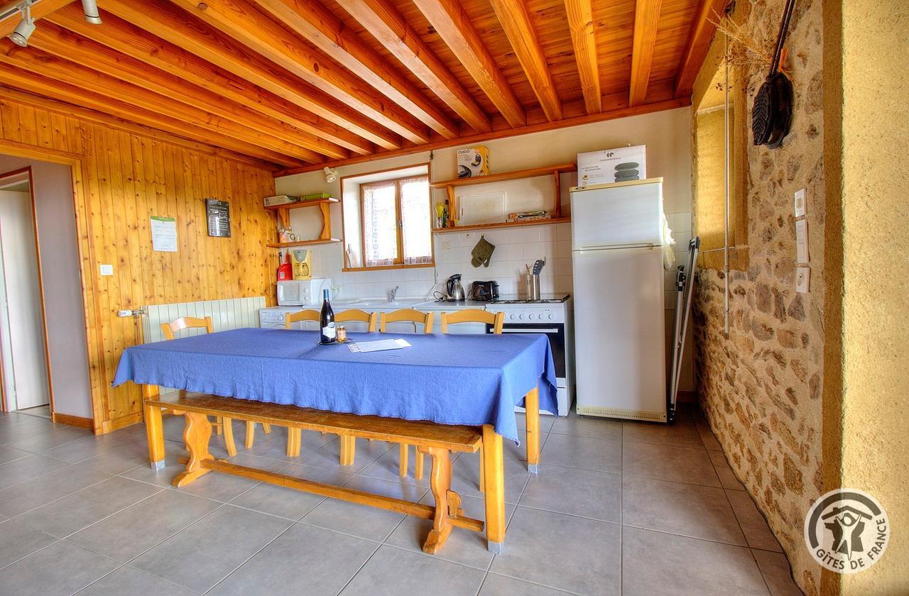 Gîte 'La Montagne' à Thizy-les-Bourgs - La Chapelle de Mardore - proximité du Lac des Sapins, en Haut Beaujolais dans le Rhône : le séjour (rez-de-chaussée surélevé).