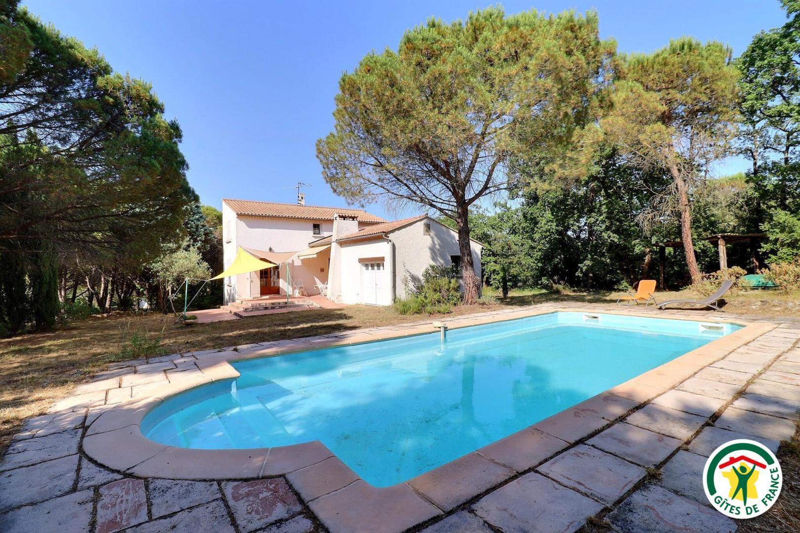 Piscine, pins et maison