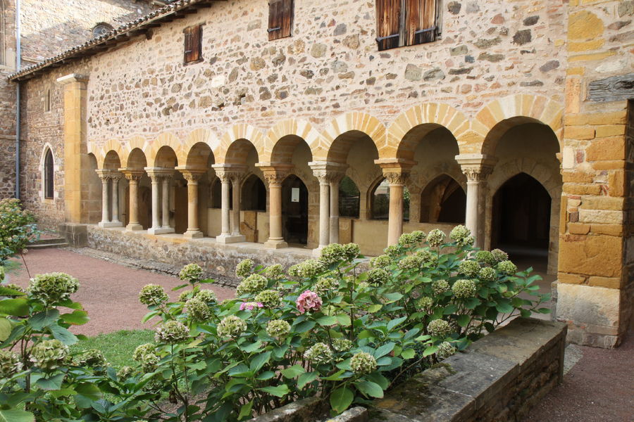 Cloître roman de Salles-Arbuissonnas